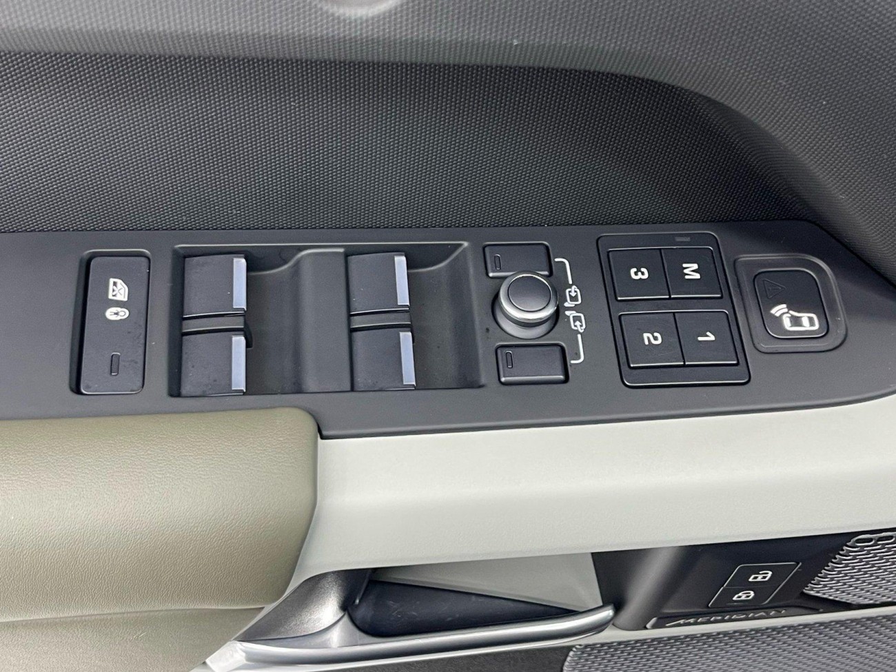 Land Rover Defender 2021