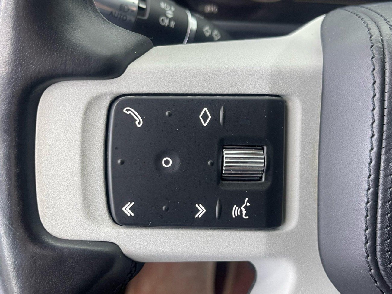 Land Rover Defender 2021