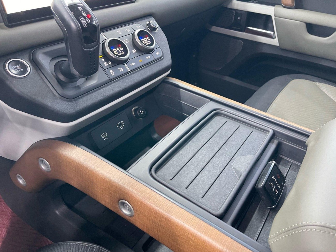 Land Rover Defender 2021