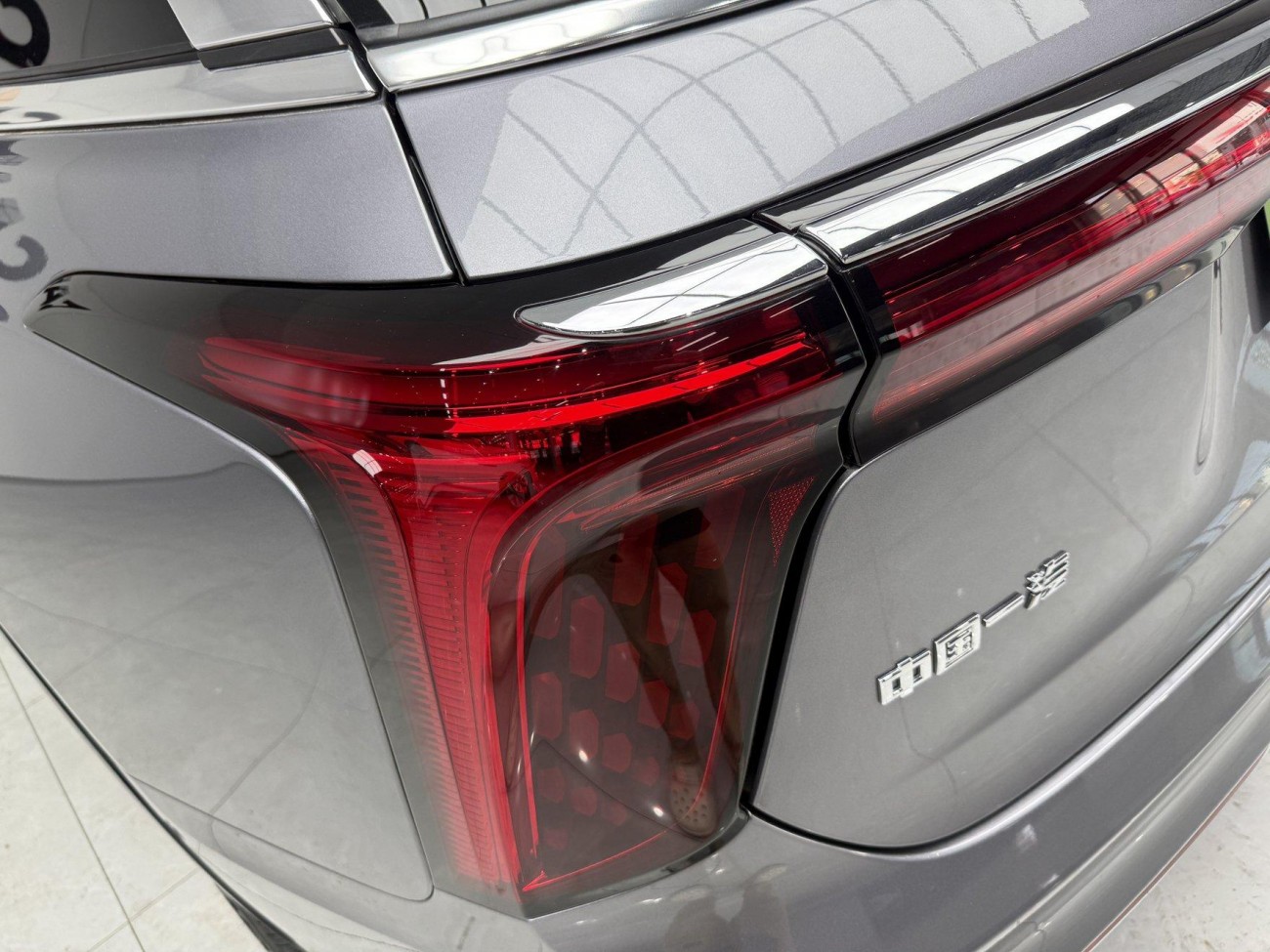Hongqi E-HS9 2023