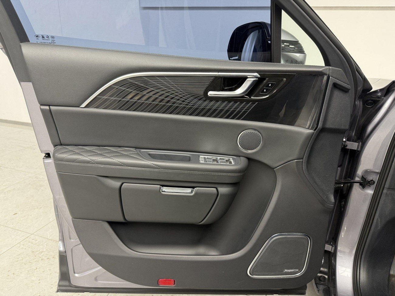 Hongqi E-HS9 2023