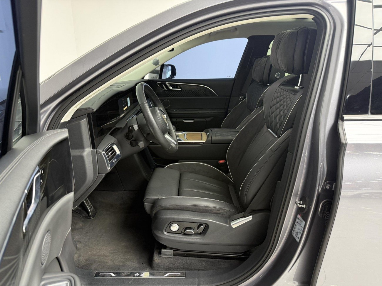 Hongqi E-HS9 2023