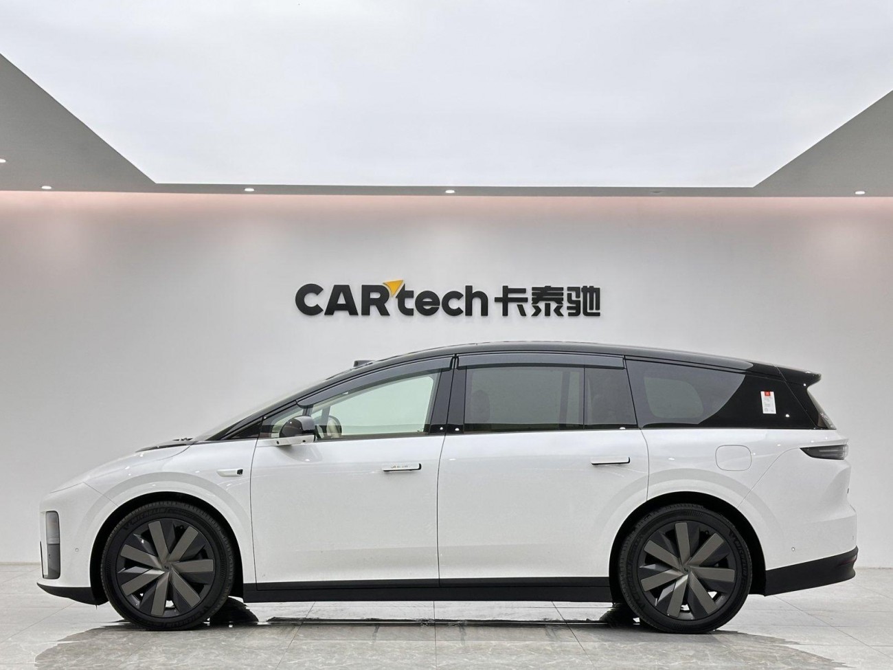 Li Auto i8 2025