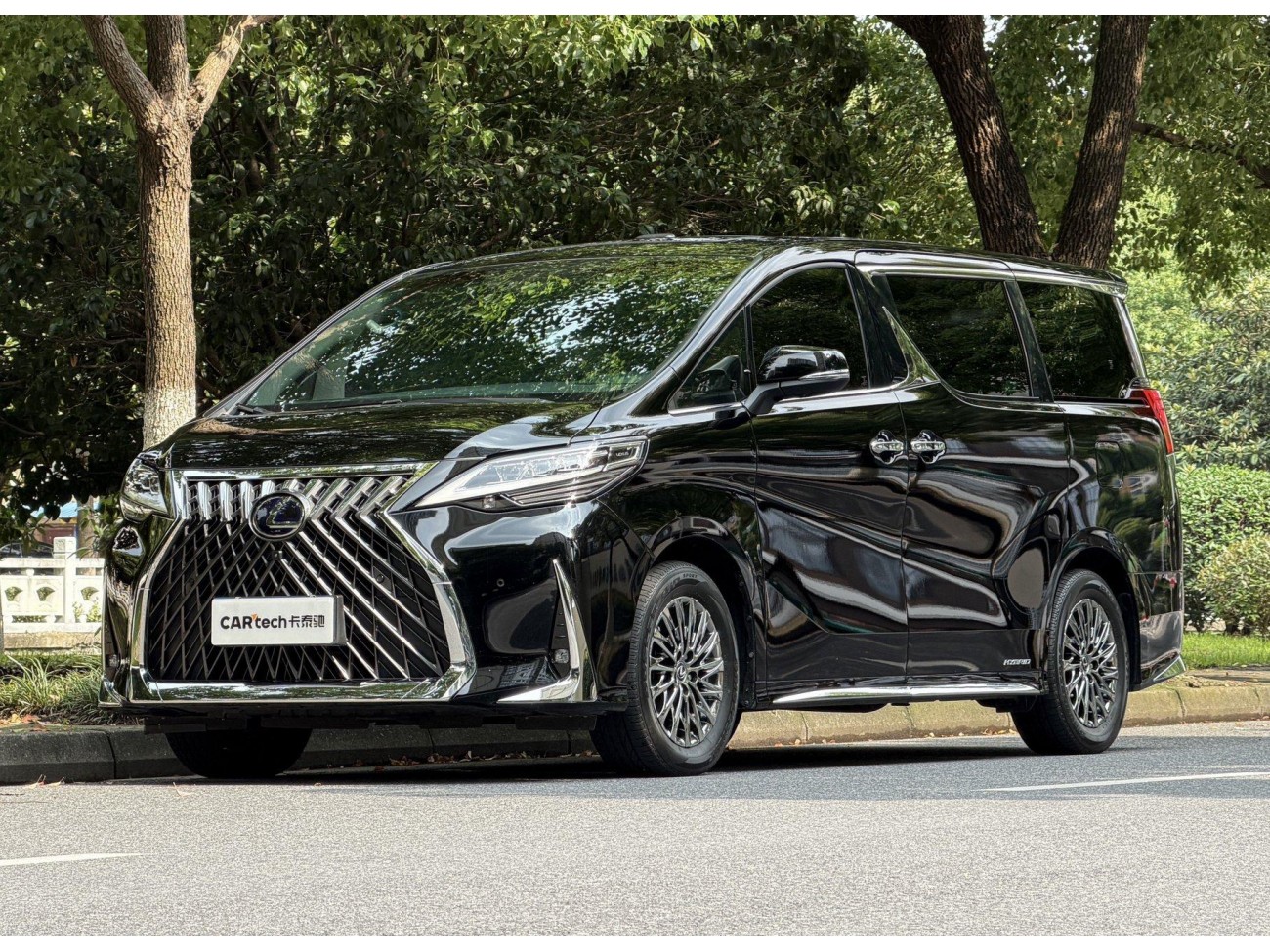 Lexus LM 300h 2022