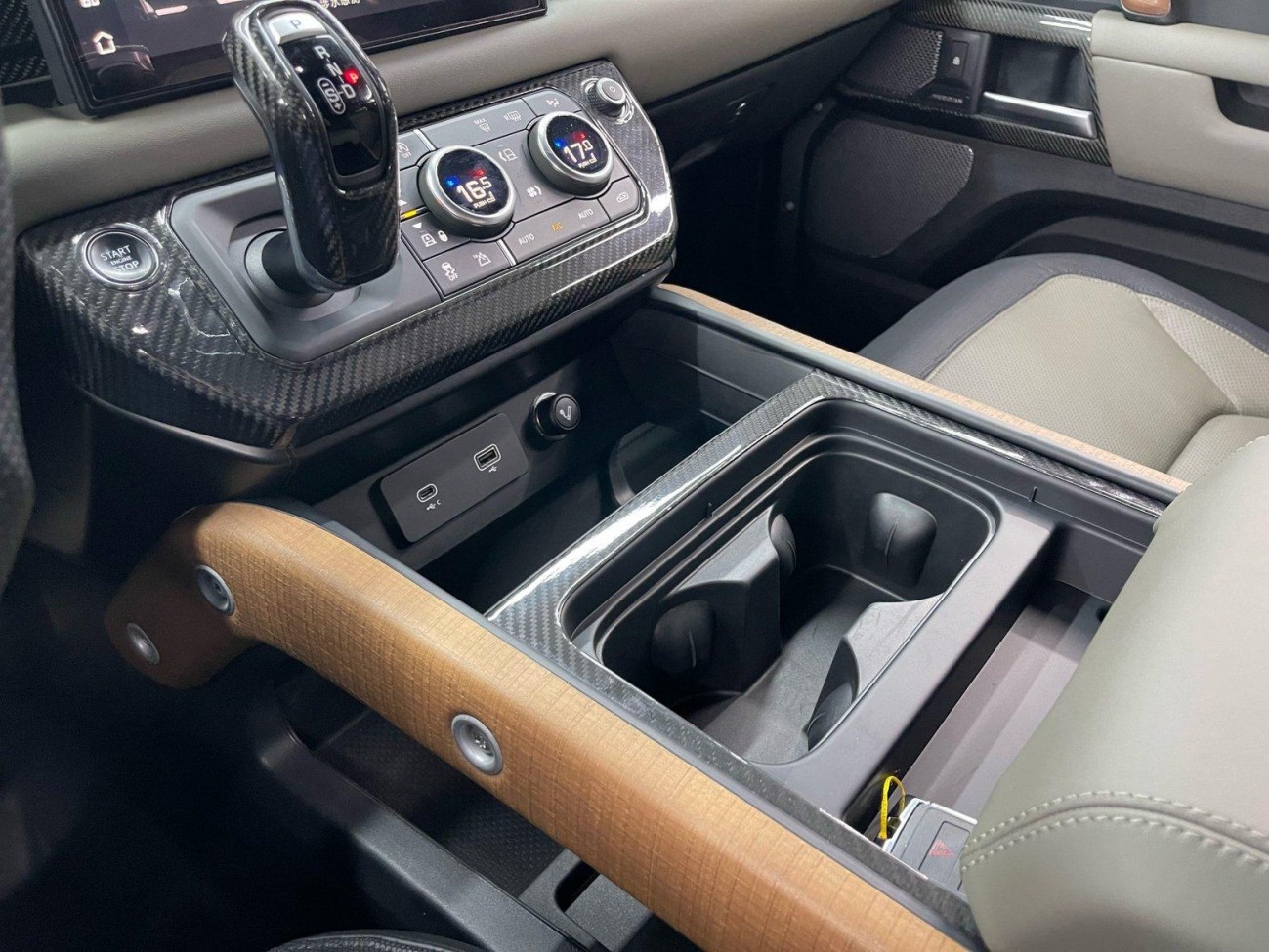 Land Rover Defender 2022