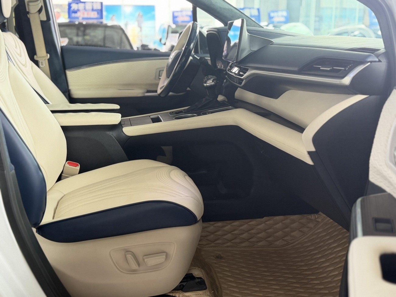 Toyota Granvia 2023