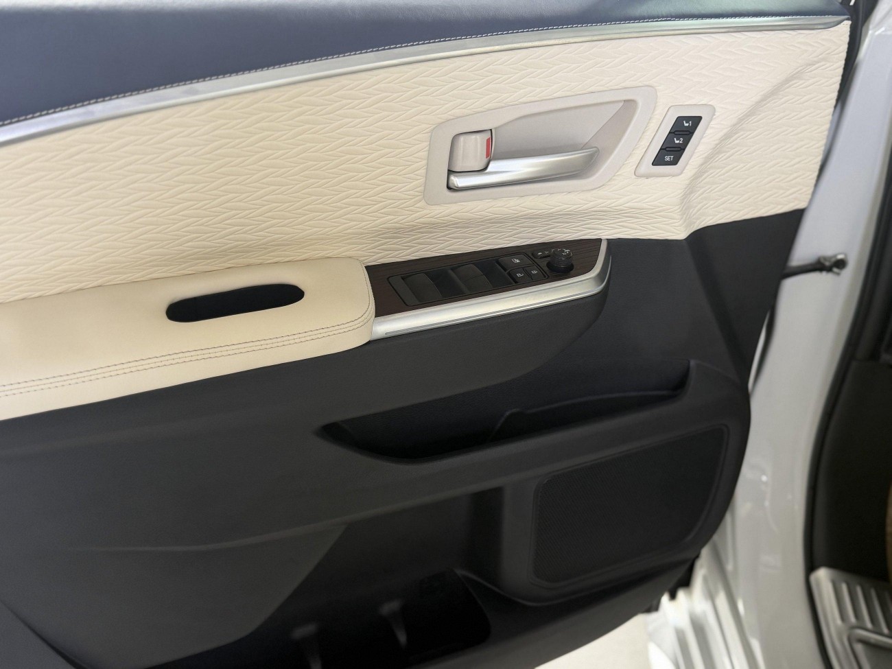Toyota Granvia 2023