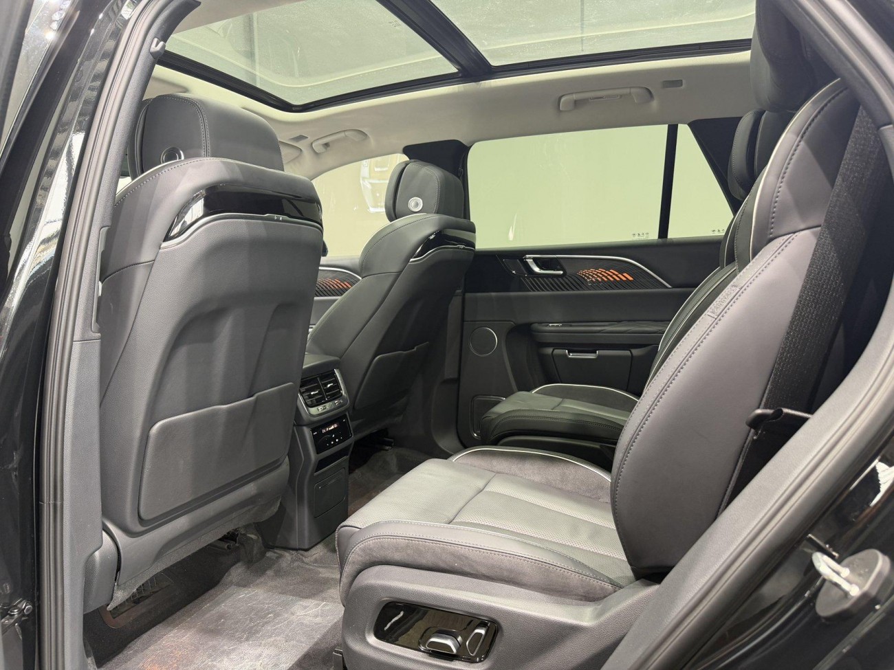 Hongqi E-HS9 2023