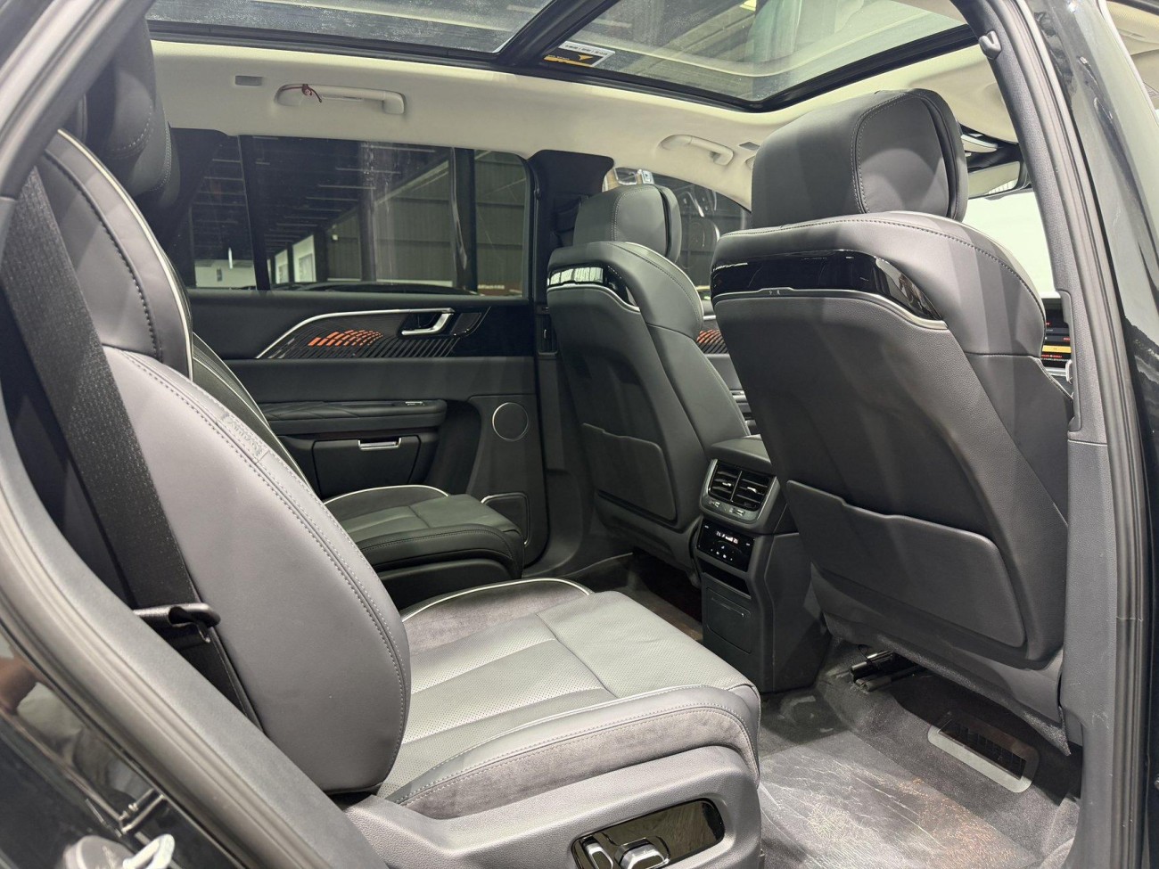 Hongqi E-HS9 2023